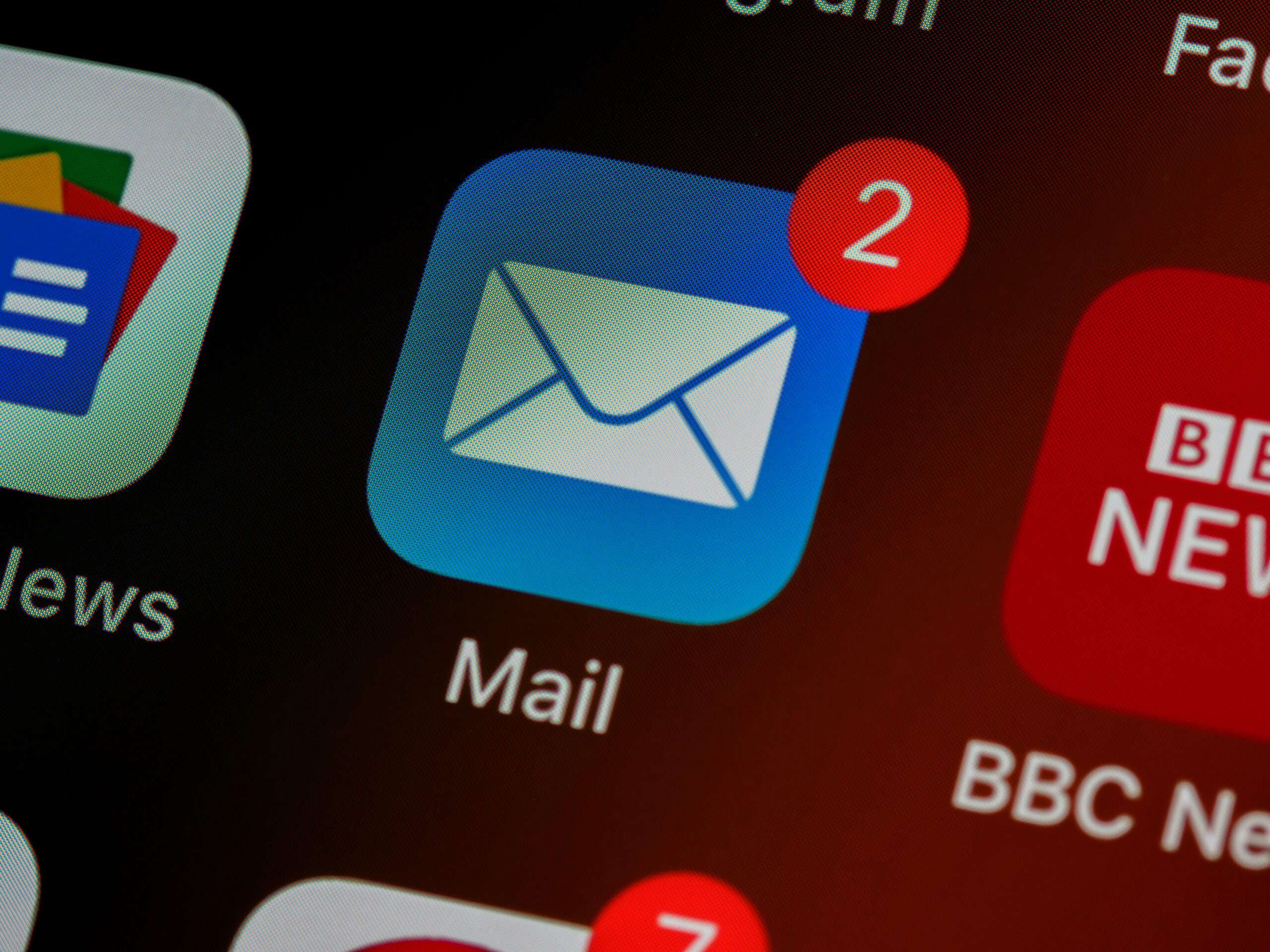 Blue email app icon with red bubble indicating 2 notifications.